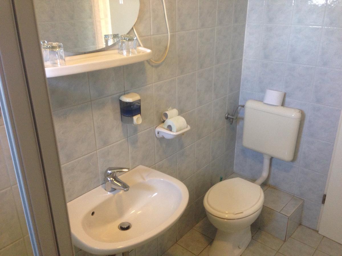 Motel Hummel Per Bilik gambar